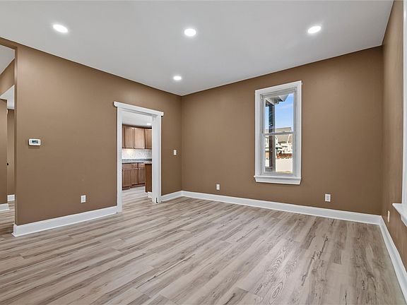 4th image of 391 Vermont Ave