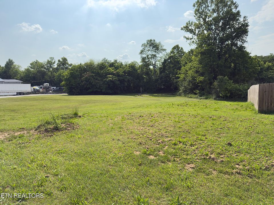 2nd image of 933 Maryville Pike