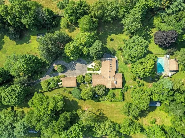 1 E Field Drive, Bedford, NY 10506