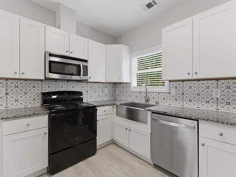 221 Brown St #A — Photo 6