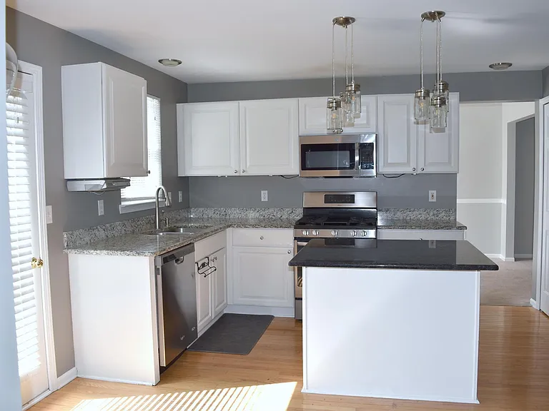 1272 Poppy Hill Dr — Photo 3
