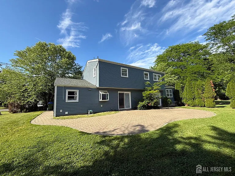 43 Jonathan Dr — Photo 31