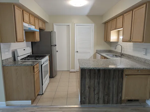 25 Wildwood Ln, Bolingbrook, IL 60440