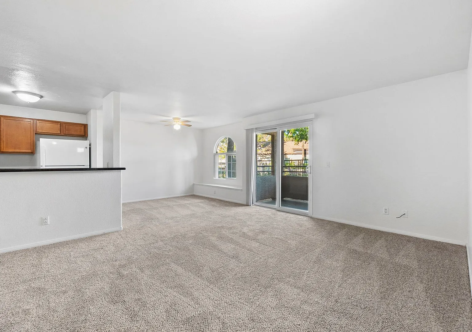 Bright 3-Bedroom Condo in The Lakes with Community Pool & Spa! — Photo 2