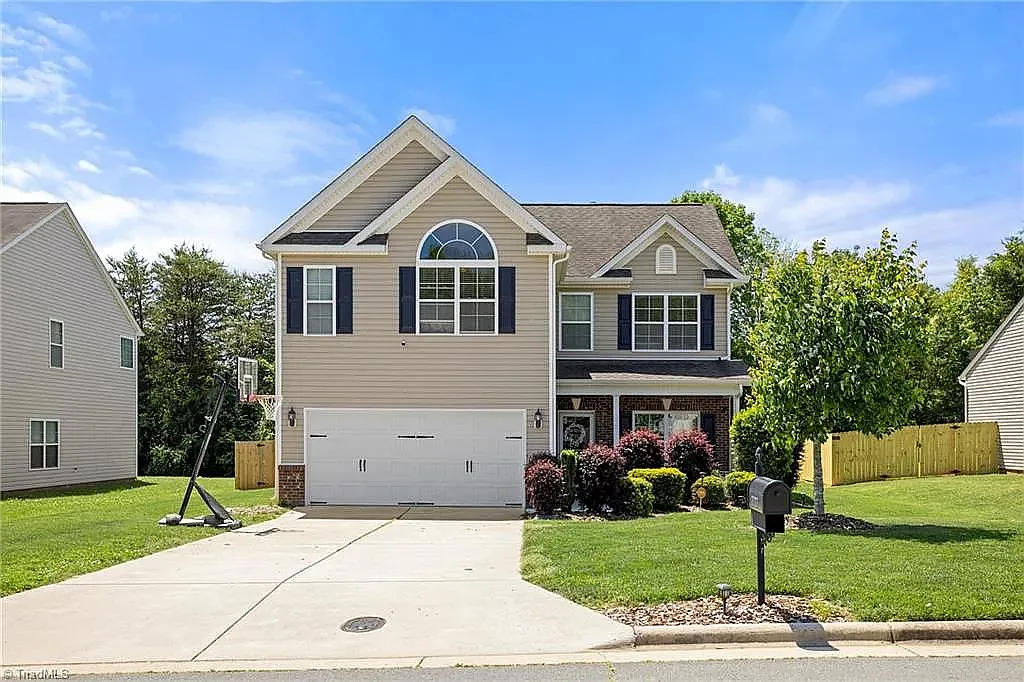 4 bed, 2177 sqft, $2,300 — Photo 1