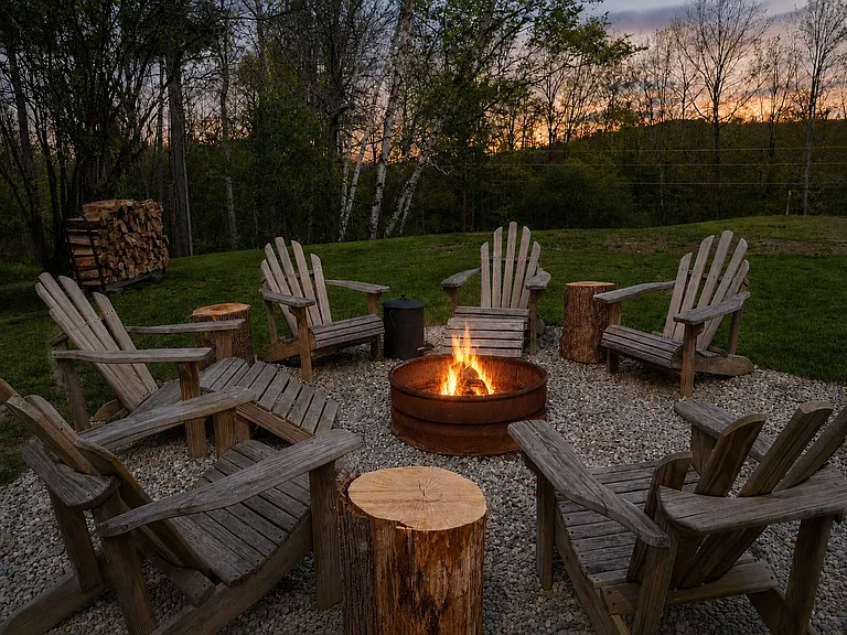 Firepit (firewood included in the rent)