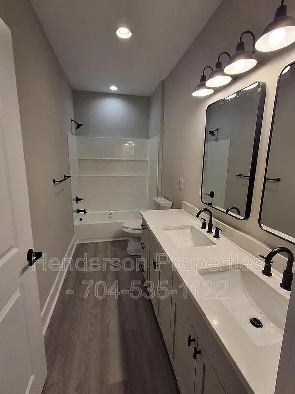 1160 Magnolia St — Photo 4