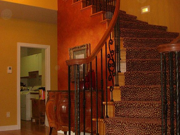 Curved staircase entry