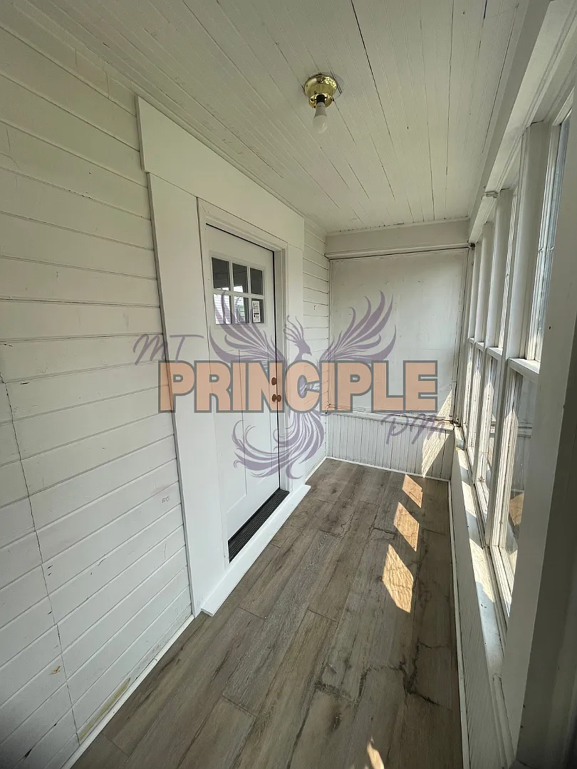 Uptown Bungalow — Photo 2