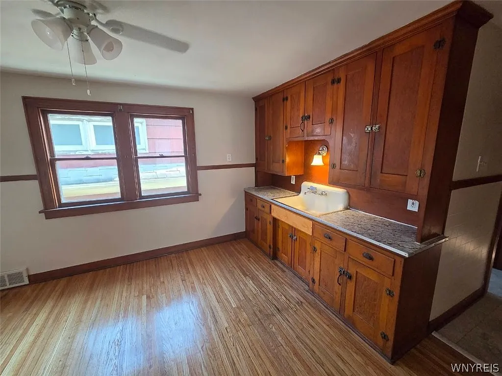 3 bed, 1.0 bath, 1912 sqft, $1,200 — Photo 2