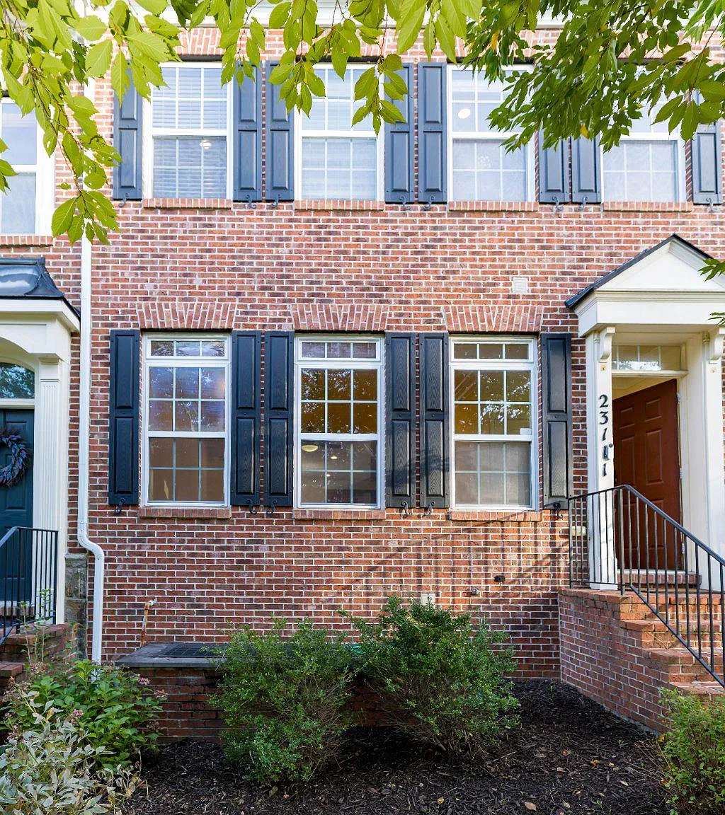 3 bed, 3.5 bath, 2642 sqft, $3,200 — Photo 2