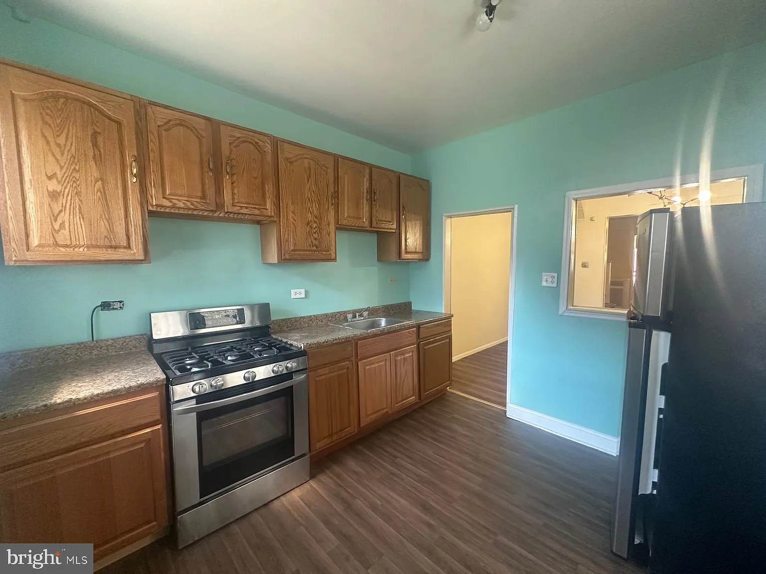 3 bed, 1.0 bath, 1180 sqft, $1,600 — Photo 2