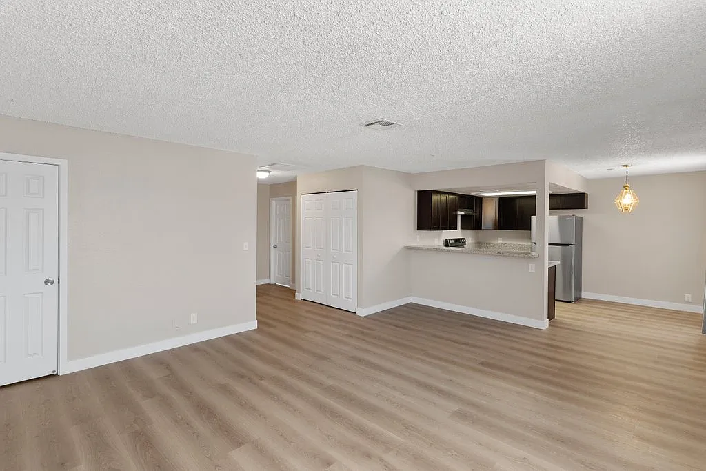 2 bed, 1000 sqft, $1,195 — Photo 2