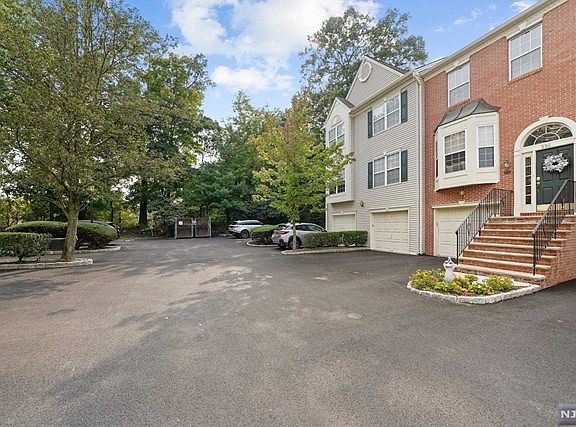 2nd image of 896 Somerset Ct