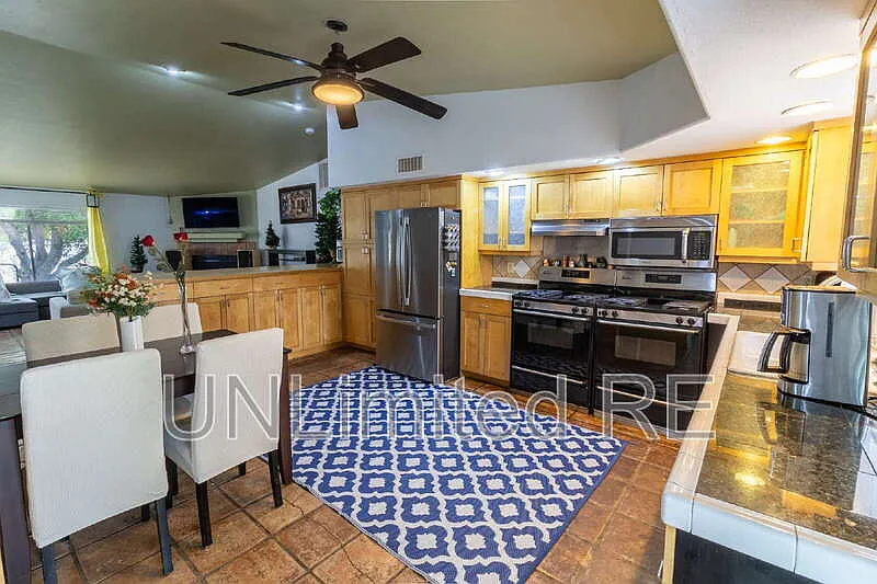 3 bed, 2.0 bath, 1900 sqft, $2,800 — Photo 4