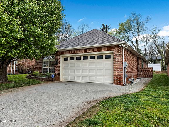3rd image of 432 Creekview Ln