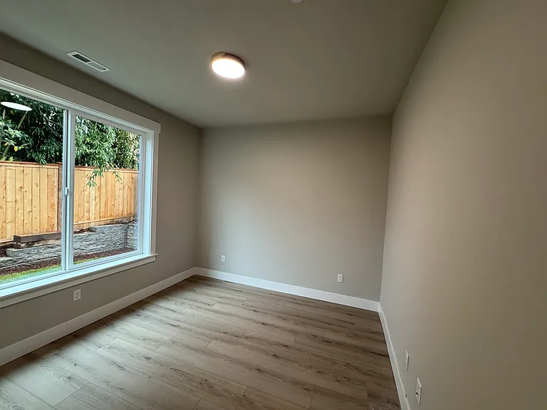 Guest bedroom (downstairs)