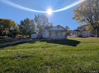 828 W Pearl St, Staunton, IL 62088