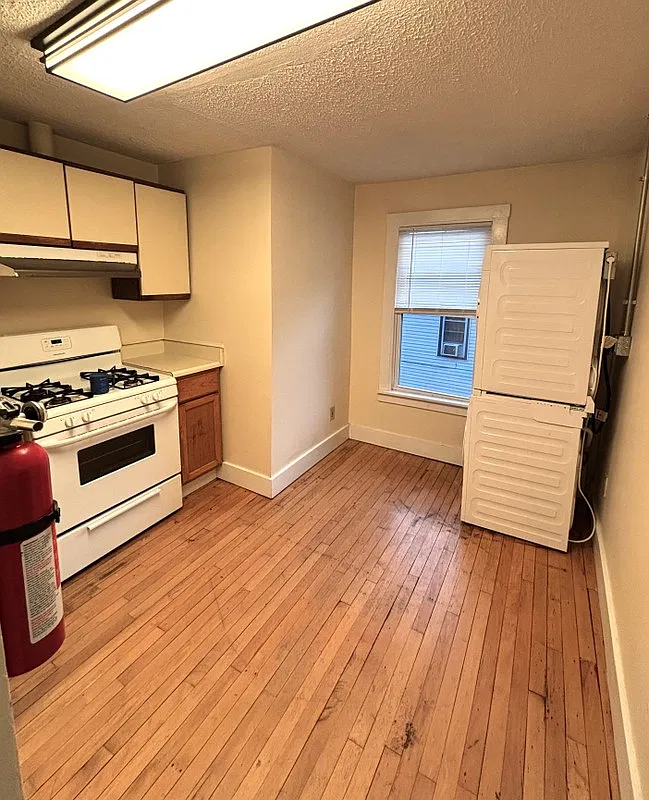 3 bed, 1.0 bath, 800 sqft, $2,605 — Photo 3