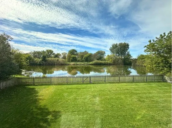 1102 N Fairbrook Dr, Waunakee, WI 53597