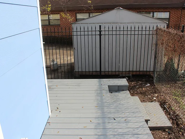 Back of the house/Deck