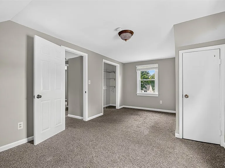 211 Windemere Rd — Photo 16