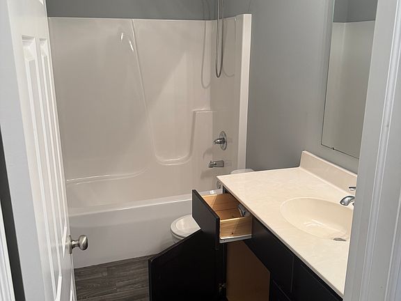 5th image of 421 W 85th Dr