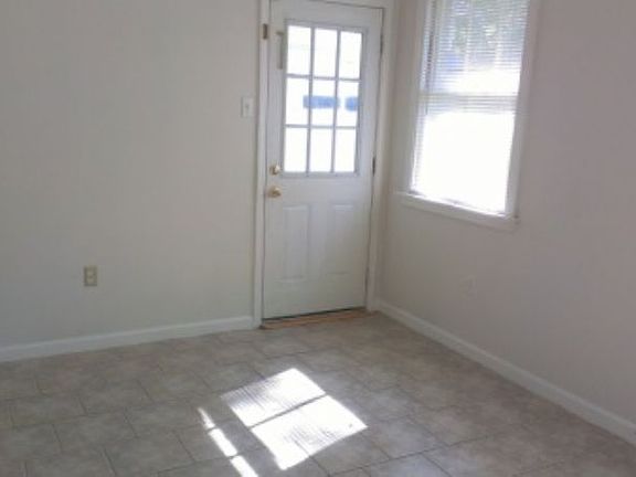 5th image of 2068 Saint Denis St