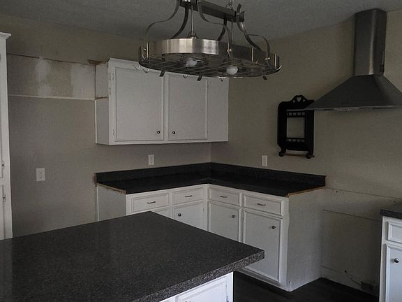 3rd image of 940 Roosevelt Dr