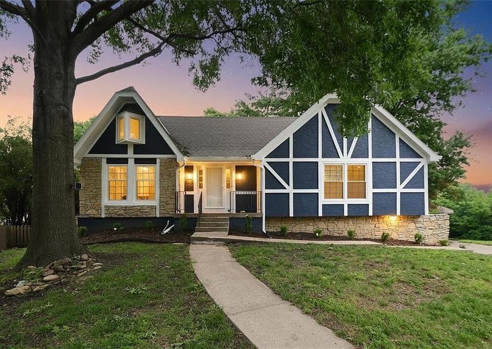 1st image of 203 NE Oak Tree Cir
