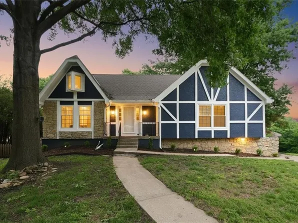 203 NE Oak Tree Cir, Lees Summit, MO 64086