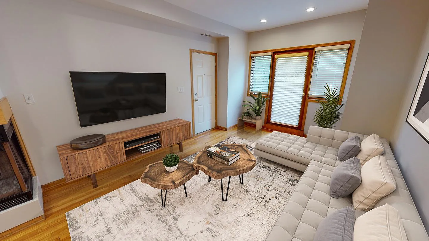 Spacious Noble Square duplex with great private deck — Photo 1