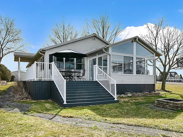 20294 Colony Bay Dr, Cassopolis, MI 49031