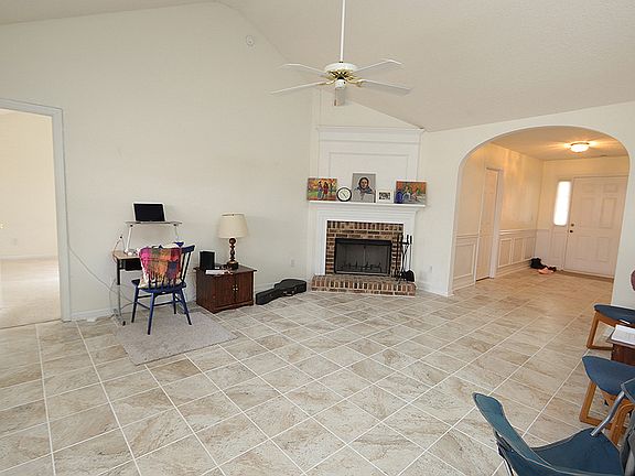3rd image of 211 Kindlewood Dr