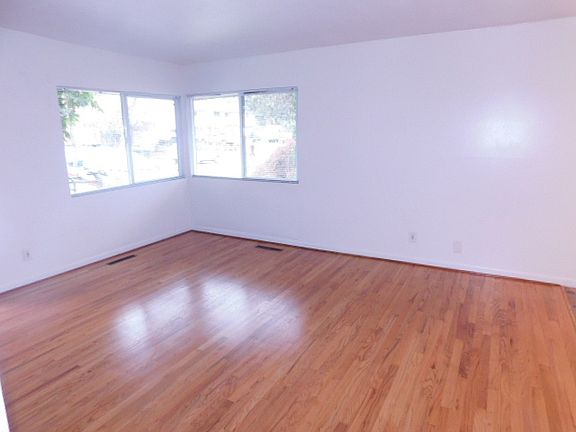 4th image of 2754 Lancaster St