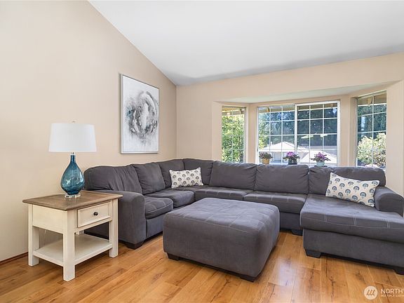 5th image of 9437 St. Johns Place NE