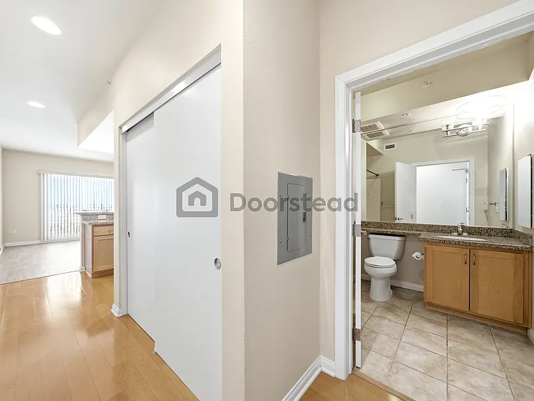 450 J St #5101 — Photo 31
