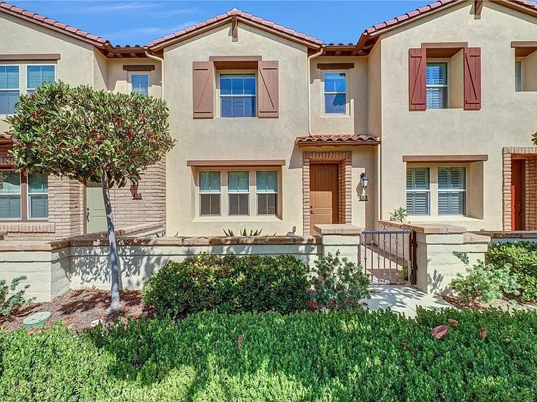 453 Estrella Ln — Photo 3