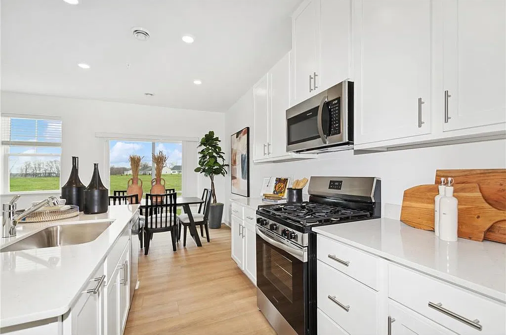 3 bed, 2.5 bath, 1714 sqft, $2,495 — Photo 2