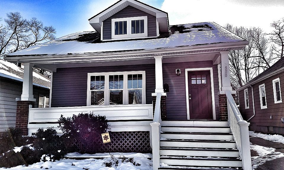 1st image of 570 E Oakridge St