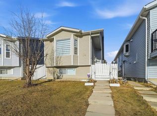 30 SW Falmere Way NE, Calgary, AB T3J 2Z1