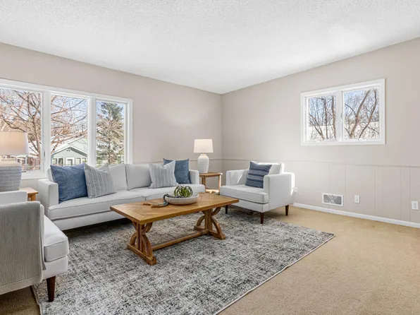 1127 Oakcrest Ave, Roseville, MN 55113