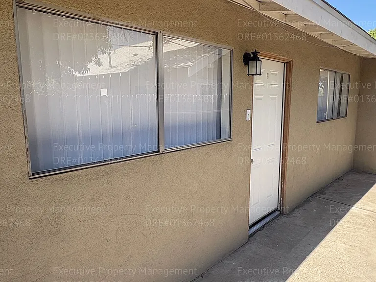 1921 Baker St — Photo 4