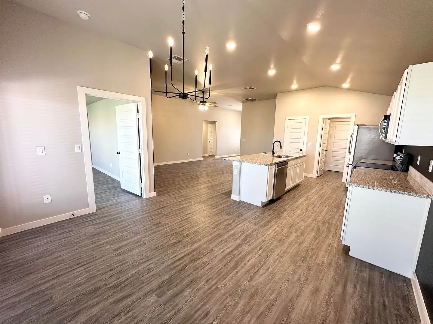 3 Bedroom 2 Bathroom Home For Rent — Photo 4