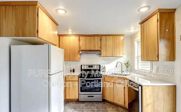 310 NE Morris St — Photo 8