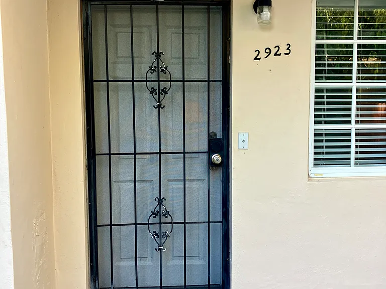 2923 Virginia St — Photo 6
