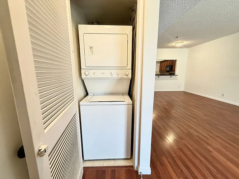 2905 Montrose Ave #416 — Photo 9