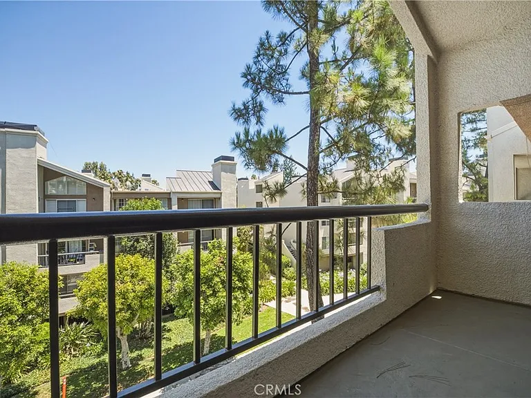 5540 Owensmouth Ave #306 — Photo 5