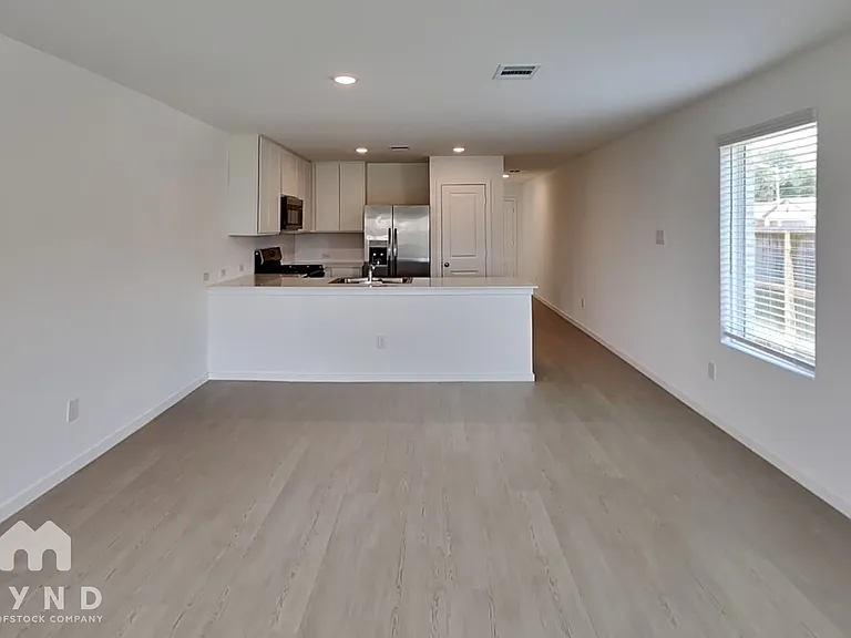 922 Lago Laceno Ln — Photo 3