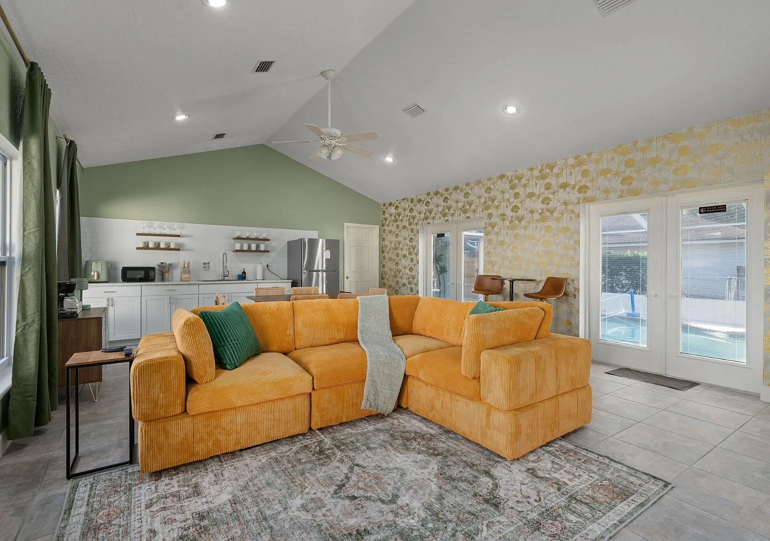 808 Arietta Dr — Photo 2